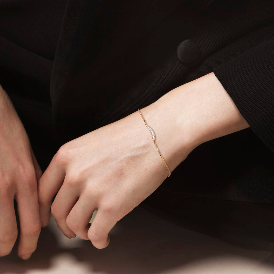 Diamonds and gold flow bracelet